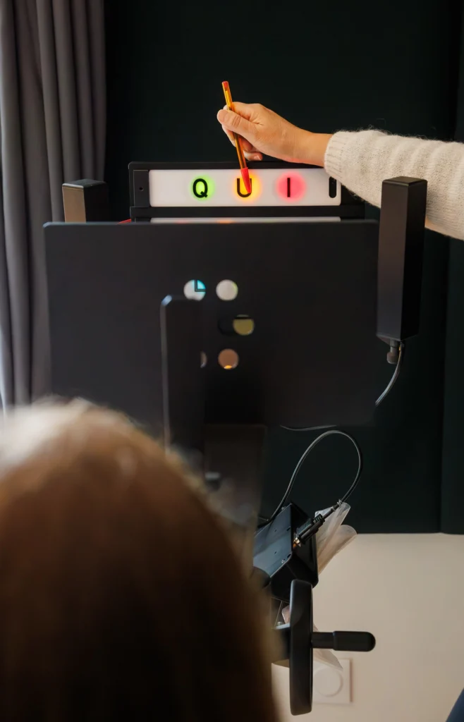 Personne accompagnée lors d’une séance de neuro‑pédagogie utilisant des supports visuels pour améliorer l’attention.