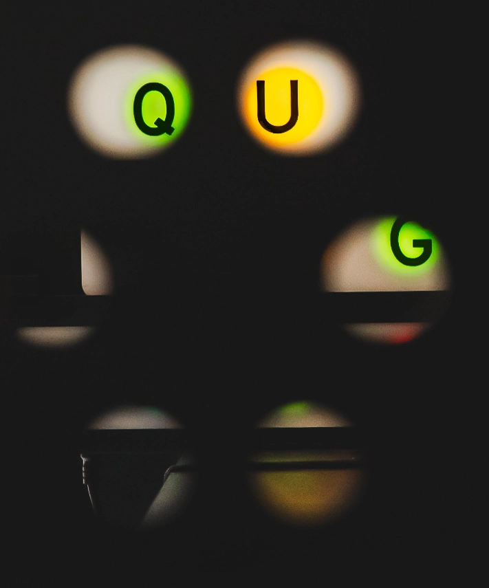 Exercice de neuro‑pédagogie où le praticien guide l’observation et la coordination visuelle.